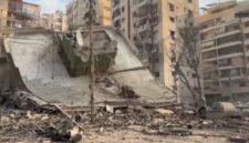 Serangan udara Israel menghantam Beirut Selatan, menyisakan puing-puing dan ratusan korban tewas. (Reuters/Claudia Greco)