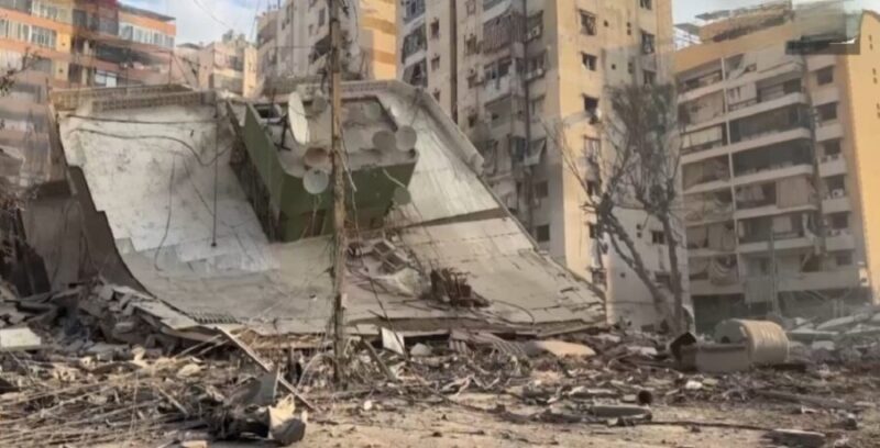 Serangan udara Israel menghantam Beirut Selatan, menyisakan puing-puing dan ratusan korban tewas. (Reuters/Claudia Greco)