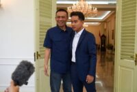 Wakil Presiden Gibran Rakabuming Raka dan peneliti Rismon Sianipar keluar dari balik pintu Istana Wapres dan menyapa para jurnalis yang menunggu di halaman, Jumat (23/3/2026). (Jennus)
