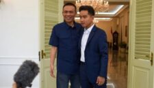 Wakil Presiden Gibran Rakabuming Raka dan peneliti Rismon Sianipar keluar dari balik pintu Istana Wapres dan menyapa para jurnalis yang menunggu di halaman, Jumat (23/3/2026). (Jennus)