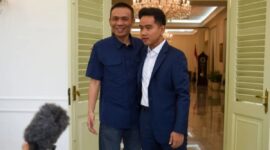 Wakil Presiden Gibran Rakabuming Raka dan peneliti Rismon Sianipar keluar dari balik pintu Istana Wapres dan menyapa para jurnalis yang menunggu di halaman, Jumat (23/3/2026). (Jennus)