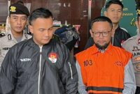 Staf Khusus Yaqut Cholil Qoumas saat menjabat sebagai Menteri Agama, Ishfah Abidal Aziz alias Gus Alex (IAA), berjalan menuju mobil tahanan setelah diperiksa sebagai tersangka kasus kuota haji, di Gedung Merah Putih KPK, Jakarta, Selasa (17/3/2026). (Jennus)