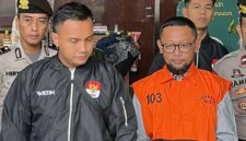 Staf Khusus Yaqut Cholil Qoumas saat menjabat sebagai Menteri Agama, Ishfah Abidal Aziz alias Gus Alex (IAA), berjalan menuju mobil tahanan setelah diperiksa sebagai tersangka kasus kuota haji, di Gedung Merah Putih KPK, Jakarta, Selasa (17/3/2026). (Jennus)