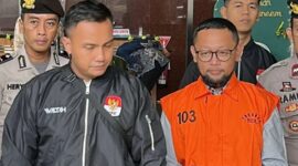 Staf Khusus Yaqut Cholil Qoumas saat menjabat sebagai Menteri Agama, Ishfah Abidal Aziz alias Gus Alex (IAA), berjalan menuju mobil tahanan setelah diperiksa sebagai tersangka kasus kuota haji, di Gedung Merah Putih KPK, Jakarta, Selasa (17/3/2026). (Jennus)