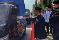 Sejumlah anggota DPRD Kota Bekasi turun ke jalan, membagikan paket takjil kepada pengendara dan pejalan kaki yang melintas, Selasa (10/3/2026). Humas DPRD)