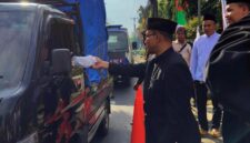 Sejumlah anggota DPRD Kota Bekasi turun ke jalan, membagikan paket takjil kepada pengendara dan pejalan kaki yang melintas, Selasa (10/3/2026). Humas DPRD)