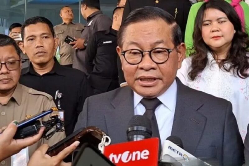 Gubernur DKI Pramono Anung memberikan keterangan kepada wartawan di Balai Kota, Senin (30/3/2026). (Jennus)