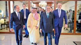 Menteri Luar Negeri Mesir Badr Abdelatty (kiri depan), Menteri Luar Negeri Arab Saudi Faisal bin Farhan Al Saud (dua kiri, depan), Wakil Perdana Menteri sekaligus Menteri Luar Negeri Pakistan Mohammad Ishaq Dar (dua kanan, depan), dan Menteri Luar Negeri Turki Hakan Fidan (kanan, depan) hadir untuk pertemuan segi empat sebagai inisiatif perdamaian antara Amerika Serikat dan Iran di Islamabad, Pakistan Minggu (29/3/2026). (Xinhua)