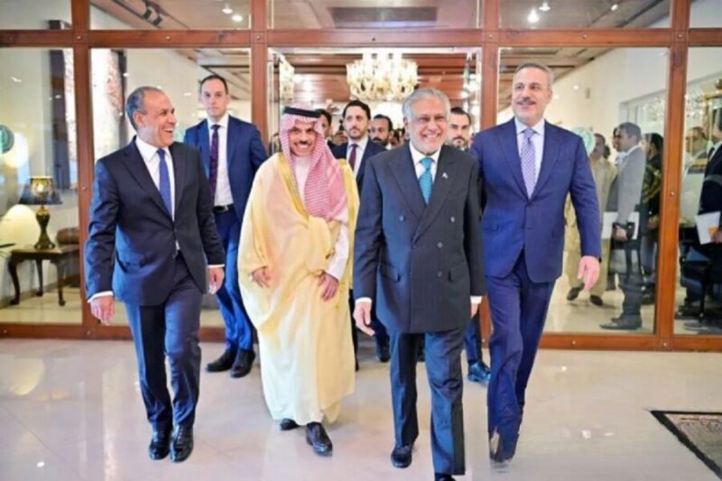 Menteri Luar Negeri Mesir Badr Abdelatty (kiri depan), Menteri Luar Negeri Arab Saudi Faisal bin Farhan Al Saud (dua kiri, depan), Wakil Perdana Menteri sekaligus Menteri Luar Negeri Pakistan Mohammad Ishaq Dar (dua kanan, depan), dan Menteri Luar Negeri Turki Hakan Fidan (kanan, depan) hadir untuk pertemuan segi empat sebagai inisiatif perdamaian antara Amerika Serikat dan Iran di Islamabad, Pakistan Minggu (29/3/2026). (Xinhua)