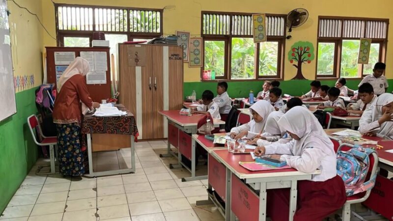 Kondisi kegiatan belajar-mengajar di sebuah sekolah menengah pertama di Kota Bekasi. (Jennus/Dok)