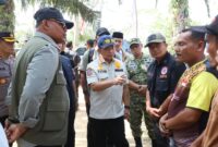 Ketua Satgas Percepatan Rehabilitasi dan Rekonstruksi (PRR) Pascabencana Sumatra, Muhammad Tito Karnavian, mengecek ketersediaan fasilitas sumur bor dan MCK di daerah terdampak bencana di Sumatera. (Humas Kemendagri) 