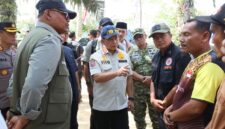 Ketua Satgas Percepatan Rehabilitasi dan Rekonstruksi (PRR) Pascabencana Sumatra, Muhammad Tito Karnavian, mengecek ketersediaan fasilitas sumur bor dan MCK di daerah terdampak bencana di Sumatera. (Humas Kemendagri)