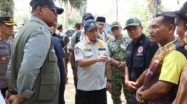 Ketua Satgas Percepatan Rehabilitasi dan Rekonstruksi (PRR) Pascabencana Sumatra, Muhammad Tito Karnavian, mengecek ketersediaan fasilitas sumur bor dan MCK di daerah terdampak bencana di Sumatera. (Humas Kemendagri) 