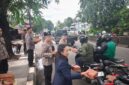 Anggota DPRD Kota Bekasi Yenni Kristianti bersama personel kepolisian turun ke jalan membagikan paket takjil kepada warga yang melintas di kawasan Kranji, Kamis (5/3/2026). (Dok Polsek)
