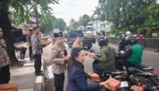 Anggota DPRD Kota Bekasi Yenni Kristianti bersama personel kepolisian turun ke jalan membagikan paket takjil kepada warga yang melintas di kawasan Kranji, Kamis (5/3/2026). (Dok Polsek)