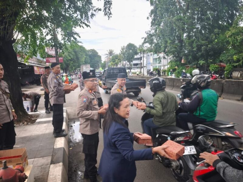 Anggota DPRD Kota Bekasi Yenni Kristianti bersama personel kepolisian turun ke jalan membagikan paket takjil kepada warga yang melintas di kawasan Kranji, Kamis (5/3/2026). (Dok Polsek)