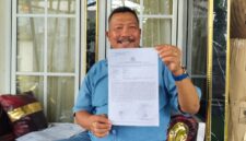 Kasno menunjukkan surat laporan yang disampaikannya ke Polres Metro Depok, Minggu (15/3/2026). (Istimewa)