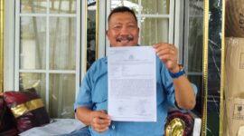 Kasno menunjukkan surat laporan yang disampaikannya ke Polres Metro Depok, Minggu (15/3/2026). (Istimewa)