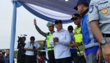 Menteri Perhubungan Dudy Purwagandhi saat meresmikan rekayasa 'one way' nasional di Gerbang Tol Cikampek, Purwakarta, Jawa Barat,  (Jennus)