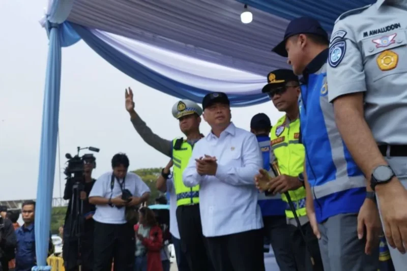 Menteri Perhubungan Dudy Purwagandhi saat meresmikan rekayasa 'one way' nasional di Gerbang Tol Cikampek, Purwakarta, Jawa Barat,  (Jennus)