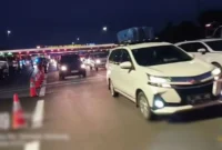 PT Jasamarga Transjawa Tol bersama kepolisian memberlakukan rekayasa lalu lintas berupa contraflow di ruas Tol Jakarta-Cikampek arah Jakarta, Senin (23/3/2026) petang. (Jennus)
