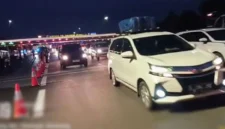 PT Jasamarga Transjawa Tol bersama kepolisian memberlakukan rekayasa lalu lintas berupa contraflow di ruas Tol Jakarta-Cikampek arah Jakarta, Senin (23/3/2026) petang. (Jennus)