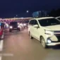 PT Jasamarga Transjawa Tol bersama kepolisian memberlakukan rekayasa lalu lintas berupa contraflow di ruas Tol Jakarta-Cikampek arah Jakarta, Senin (23/3/2026) petang. (Jennus)