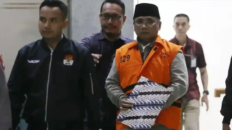 Mantan Menteri Agama Yaqut Cholil Qoumas menjalani pemeriksaan kesehatan di RS Bhayangkara Tingkat I Raden Said Sukanto sebelum diputuskan kembali menjalani penahanan di rumah tahanan (rutan). (Jennus/ijm)