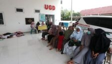 Warga Pidie Jaya antre untuk mendapat fasilitas kesehatan pascabencana banjir