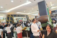 Plaza Ambarrukmo membagikan takjil spesial gratis kepada pengunjung sebagai bagian dari perayaan ulang tahun ke-20.