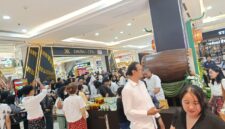 Plaza Ambarrukmo membagikan takjil spesial gratis kepada pengunjung sebagai bagian dari perayaan ulang tahun ke-20.