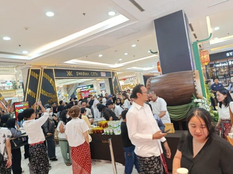 Plaza Ambarrukmo membagikan takjil spesial gratis kepada pengunjung sebagai bagian dari perayaan ulang tahun ke-20.