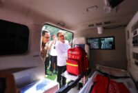 Kasatgas PRR Tito Karnavian bersama Menkes Budi Gunadi Sadikin melihat unit ambulans yang akan dikirim ke daerah terdampak bencana di Jakarta, Kamis (12/3/2026). dok. SatgasPRR/Kemenkes RI
