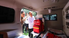 Kasatgas PRR Tito Karnavian bersama Menkes Budi Gunadi Sadikin melihat unit ambulans yang akan dikirim ke daerah terdampak bencana di Jakarta, Kamis (12/3/2026). dok. SatgasPRR/Kemenkes RI