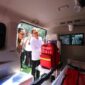 Kasatgas PRR Tito Karnavian bersama Menkes Budi Gunadi Sadikin melihat unit ambulans yang akan dikirim ke daerah terdampak bencana di Jakarta, Kamis (12/3/2026). dok. SatgasPRR/Kemenkes RI