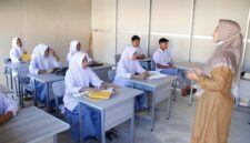 Siswa SMA Negeri 2 Meureudu, Pidie Jaya, tetap semangat belajar di kelas darurat