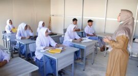  Siswa SMA Negeri  2 Meureudu, Pidie Jaya, tetap semangat belajar di kelas darurat