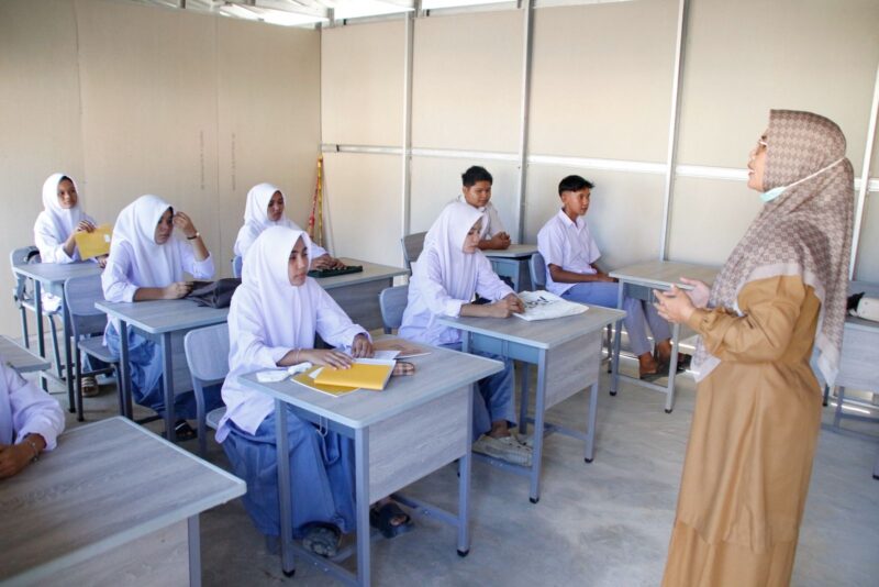 Siswa SMA Negeri 2 Meureudu, Pidie Jaya, tetap semangat belajar di kelas darurat