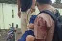 Warga mengangkat korban dari jalan dalam tabrakan dua sepeda motor di Kampung Pengrango, Desa Lambangsari, Kecamatan Bojonegara, Kabupaten Serang, Jumat (27/2/2026) sore. (Tangkapan layar video amatir)