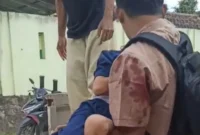 Warga mengangkat korban dari jalan dalam tabrakan dua sepeda motor di Kampung Pengrango, Desa Lambangsari, Kecamatan Bojonegara, Kabupaten Serang, Jumat (27/2/2026) sore. (Tangkapan layar video amatir)