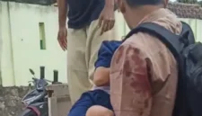 Warga mengangkat korban dari jalan dalam tabrakan dua sepeda motor di Kampung Pengrango, Desa Lambangsari, Kecamatan Bojonegara, Kabupaten Serang, Jumat (27/2/2026) sore. (Tangkapan layar video amatir)