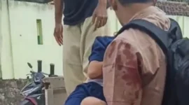 Warga mengangkat korban dari jalan dalam tabrakan dua sepeda motor di Kampung Pengrango, Desa Lambangsari, Kecamatan Bojonegara, Kabupaten Serang, Jumat (27/2/2026) sore. (Tangkapan layar video amatir)