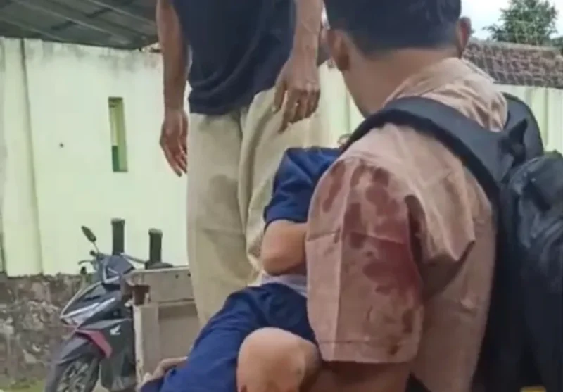 Warga mengangkat korban dari jalan dalam tabrakan dua sepeda motor di Kampung Pengrango, Desa Lambangsari, Kecamatan Bojonegara, Kabupaten Serang, Jumat (27/2/2026) sore. (Tangkapan layar video amatir)