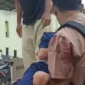 Warga mengangkat korban dari jalan dalam tabrakan dua sepeda motor di Kampung Pengrango, Desa Lambangsari, Kecamatan Bojonegara, Kabupaten Serang, Jumat (27/2/2026) sore. (Tangkapan layar video amatir)