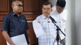 Wakil Presiden RI ke-10 dan ke-12 Jusuf Kalla dalam konferensi pers di kediamannya, Jakarta, Minggu (5/4/2026). (Jennus)