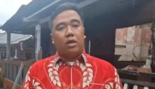 Anggota Komisi II DPRD Kota Bekasi, Anton, di lokasi kebakaran SPBE Cimuning. (Jennus)
