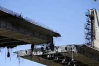 Jembatan B1 terlihat hancur setelah serangan udara Amerika Serikat dan Israel di dekat Teheran, di Karaj, Iran, pada 3 April 2026. (Fatemeh Bahrami/Anadolu)