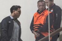 Bupati Tulungagung Sunu Wibowo digiring petugas menuruni tangga di lobi Gedung KPK. (Jennus)