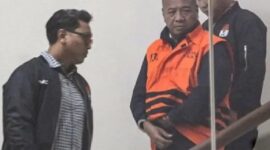 Bupati Tulungagung Sunu Wibowo digiring petugas menuruni tangga di lobi Gedung KPK. (Jennus)