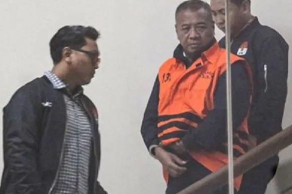 Bupati Tulungagung Sunu Wibowo digiring petugas menuruni tangga di lobi Gedung KPK. (Jennus)